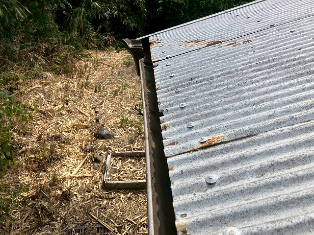 波板のトタン屋根